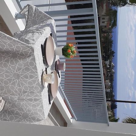 Akamandos 76 Apartment Пея Екстериор снимка