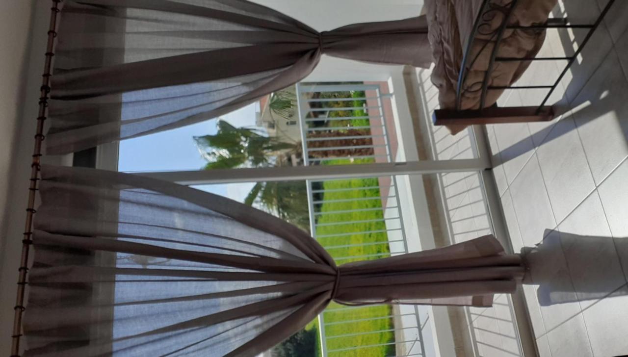 Akamandos 76 Apartment Пея Екстериор снимка