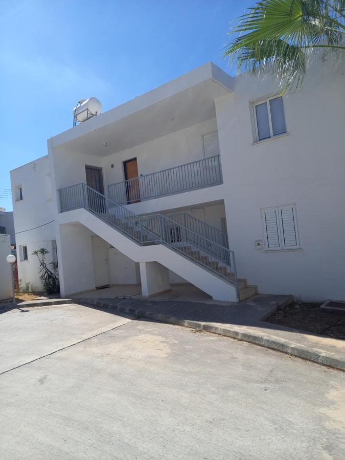 Akamandos 76 Apartment Пея Екстериор снимка